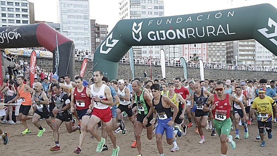 Juan Ojanguren y Jéssica López reinan en la XXXII Carrera Nocturna Playa de San Lorenzo