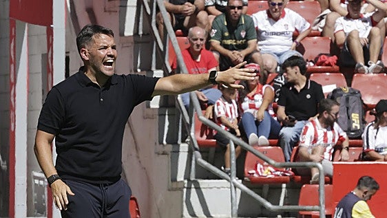 Larcamón, tras la derrota del Sporting ante el Eldense: «No podemos permitirnos partidos así»