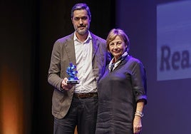Raúl Entrerríos recoge el premio Fundavi de Honor de manos de la alcaldesa, Mariví Monteserín.