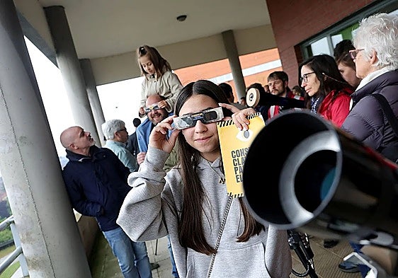 ¿Qué hacer si un niño mira al Sol durante el eclipse total del 12 de agosto? El consejo crucial de los pediatras