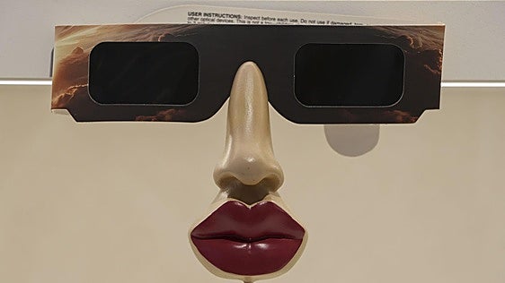 Retiran seis modelos de gafas para el eclipse total de Sol: cómo comprobar si las tuyas están homologadas