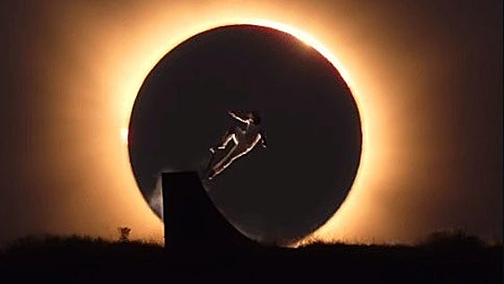 Danny León desafía al Sol: la asombrosa imagen del skater español durante el eclipse