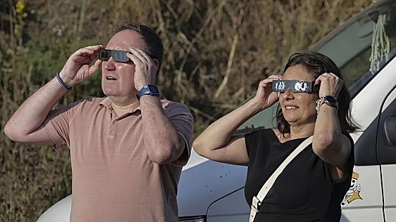 El aviso de los Fernández-Vega ante las lesiones oculares por el eclipse: «Los síntomas pueden demorarse 48 horas»