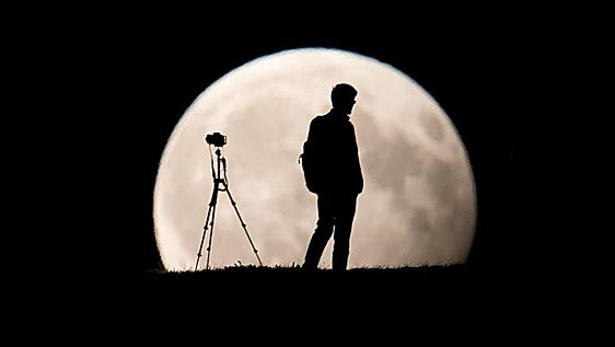 Agosto se despedirá con un nuevo eclipse, pero de Luna y parcial: cuándo y dónde verlo