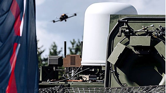 Santa Bárbara prueba en Letonia las capacidades antidrones del Hunter fabricado en Trubia