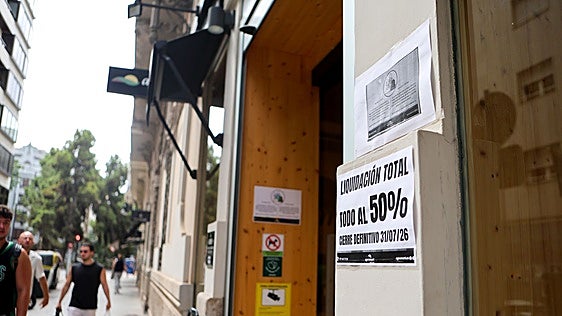 Por la caída en el número de autónomos en el comercio, UPTA cifra en tres los negocios que se cierran a la semana en Asturias.