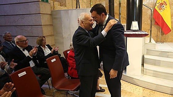 Francisco Rodríguez recibe la Orden del Mérito Civil: «La lealtad del asturiano es su mejor virtud»