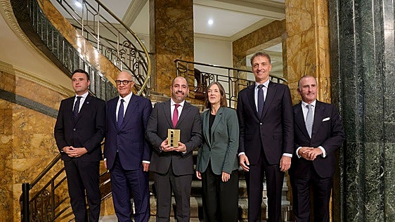 Guillermo Peláez, Josep Oliu, Isaac Baley, Teresa García-Milà, Jan Eeckhout y Pablo Junceda, en la entrega del premio.