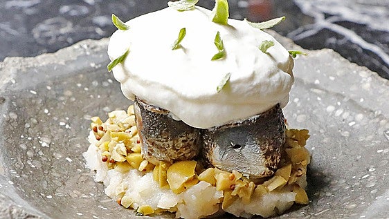 Receta: sardinas a la brasa y ensalada de aceitunas cacereñas