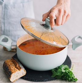 Truco al rescate: lo que debes hacer si se te pega el guiso (y con un ingrediente que tienes en casa)