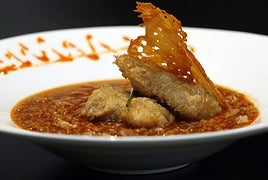 Un plato de lentejas con manitas de cerdo.