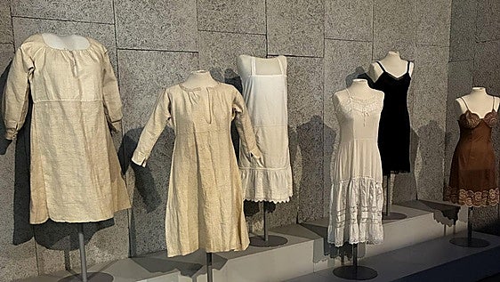 El cambio social del XIX al XX a través de la ropa interior: el Muséu del Pueblu d'Asturies lo cuenta en una muestra