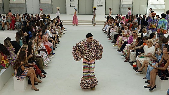 Homenaje indiano y Rodrigo Cuevas en madreñes: el debut de la diseñadora asturiana Celia B en la Madrid Fashion Week