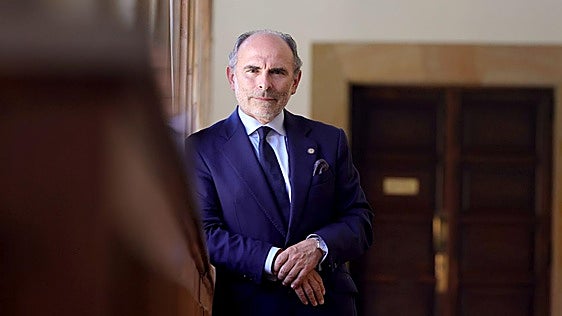 Ignacio Villaverde, rector de la Universidad de Oviedo: «El modelo de franquicias de las privadas ha roto las reglas de juego»