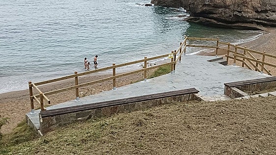 Culmina la renovación de las barandillas y la pasarela de madera de la playa de Estaño, en Gijón