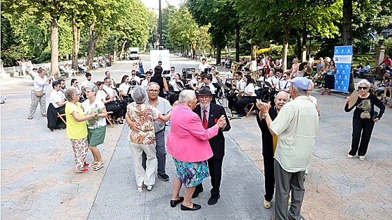 César y Catalina, bailando bien agarrados desde hace 65 años en Oviedo