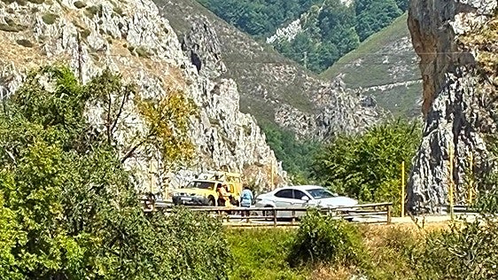 Susto en Caso: cae por un desnivel de tres metros cuando estaba tomando fotos en el mirador del Campón y sale ileso