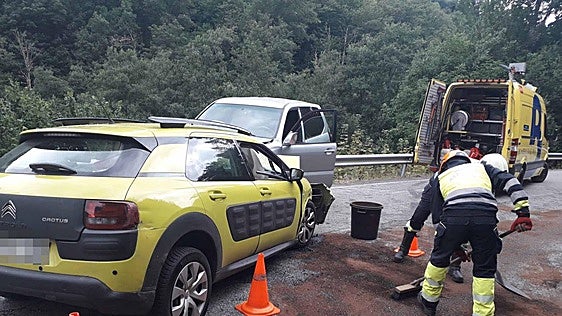 Muere el conductor de un turismo y otro resulta herido tras una colisión frontal en la carretera AS-15 en Cangas del Narcea