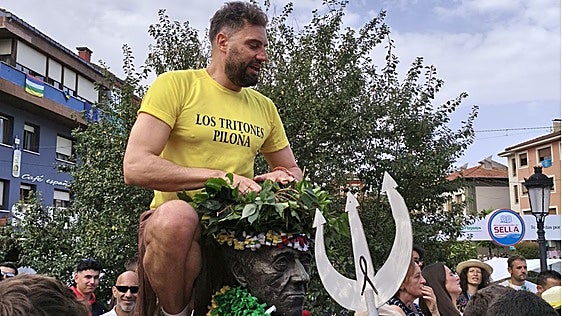 Fiesta, música y desembarco del tren: el desfile de Les Piragües llena de color las calles de Arriondas