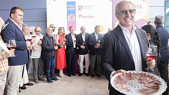 Vino y cecina para celebrar el Día de León en la Feria de Muestras de Asturias