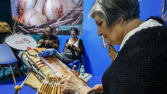 Las encajeras de bolillos de Candás tejen en Gijón: «Hay que mantener viva esta tradición»
