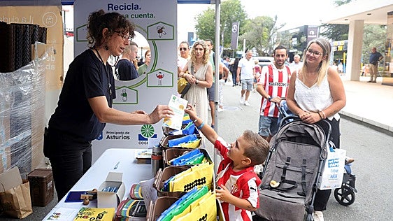 Largas colas en la Feria de Muestras de Asturias para recibir el 'kit' de reciclaje de Cogersa