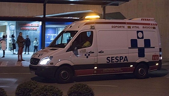 Cinco heridos, uno de ellos muy grave, al embestir una motocicleta una marquesina en Somió, en Gijón