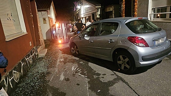 Buscan a un joven que huyó tras volcar de madrugada con un coche en Santa Bárbara, en Gijón
