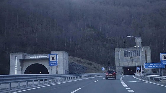El tráfico vuelve a circular en los dos sentidos por el Huerna tras habilitarse el túnel que está en obras