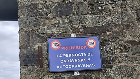 Muros de Nalón incorpora nuevas señales de prohibición de pernocta de autocaravanas