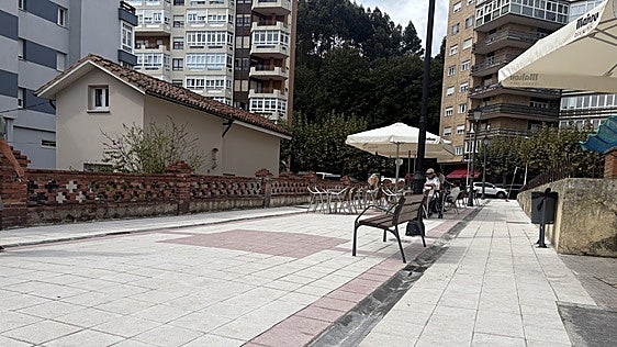 Baldosas distintas a las habituales y canaletas con poca profundidad: El PSOE tacha de «chapuza» el resultado de la calle Campoamor