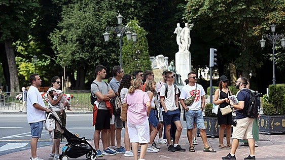 Un verano «muy lleno» en Oviedo pese a la competencia de los free tours