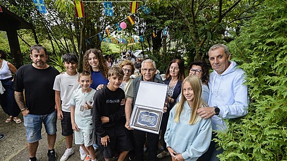 Guillermo Bango, vecino más longevo del pueblo asturiano de La Plata, recibe el calor de sus vecinos