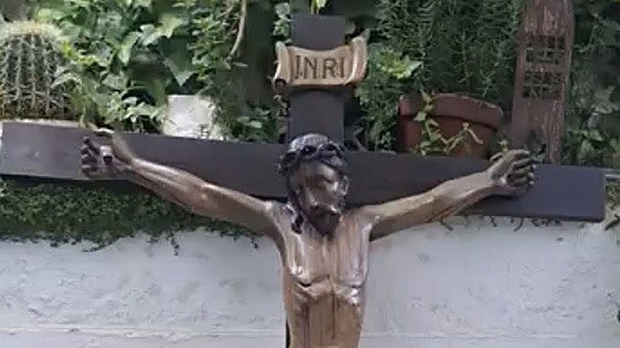 El Cristo de la iglesia de San Félix de Bayas presenta nueva imagen tras seis meses de restauración