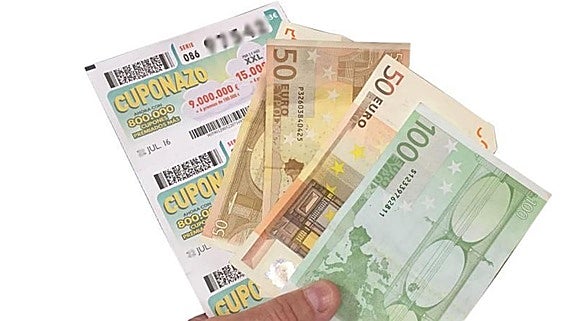 Alerta en Gijón: así te la lían los estafadores que tratan de vender cupones 'premiados' a personas mayores en plena calle