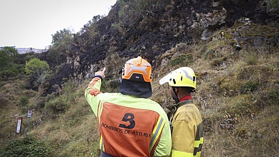 Más de 400 horas de formación práctica (y teórica) para los 50 nuevos bomberos de Asturias que reforzarán el SEPA