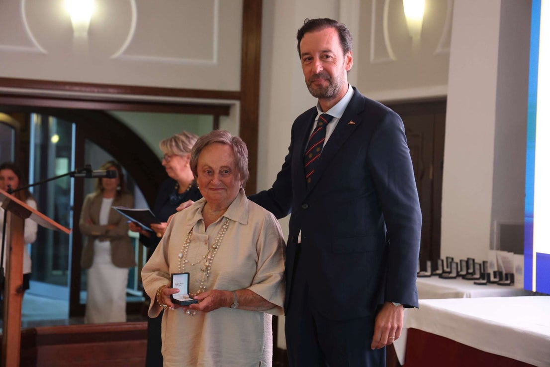 El Club de Regatas de Gijón homenajea a 10 socias de honor