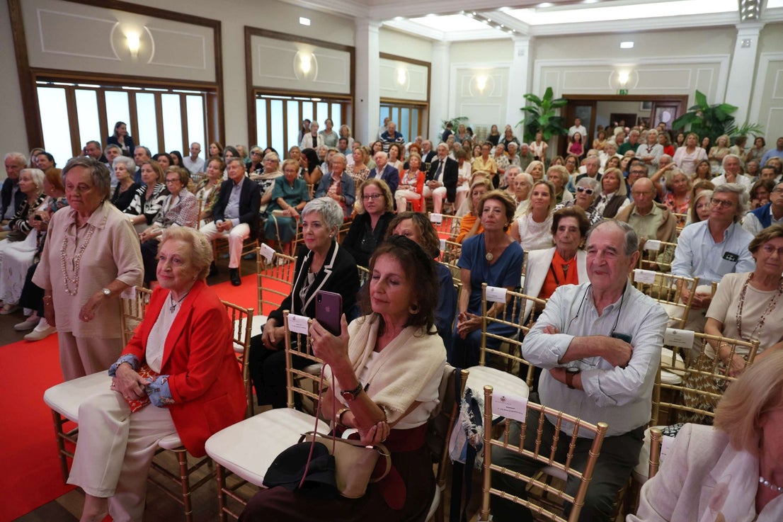 El Club de Regatas de Gijón homenajea a 10 socias de honor