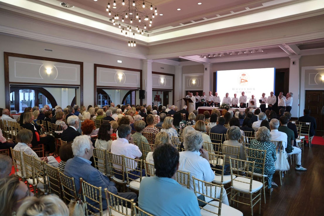 El Club de Regatas de Gijón homenajea a 10 socias de honor