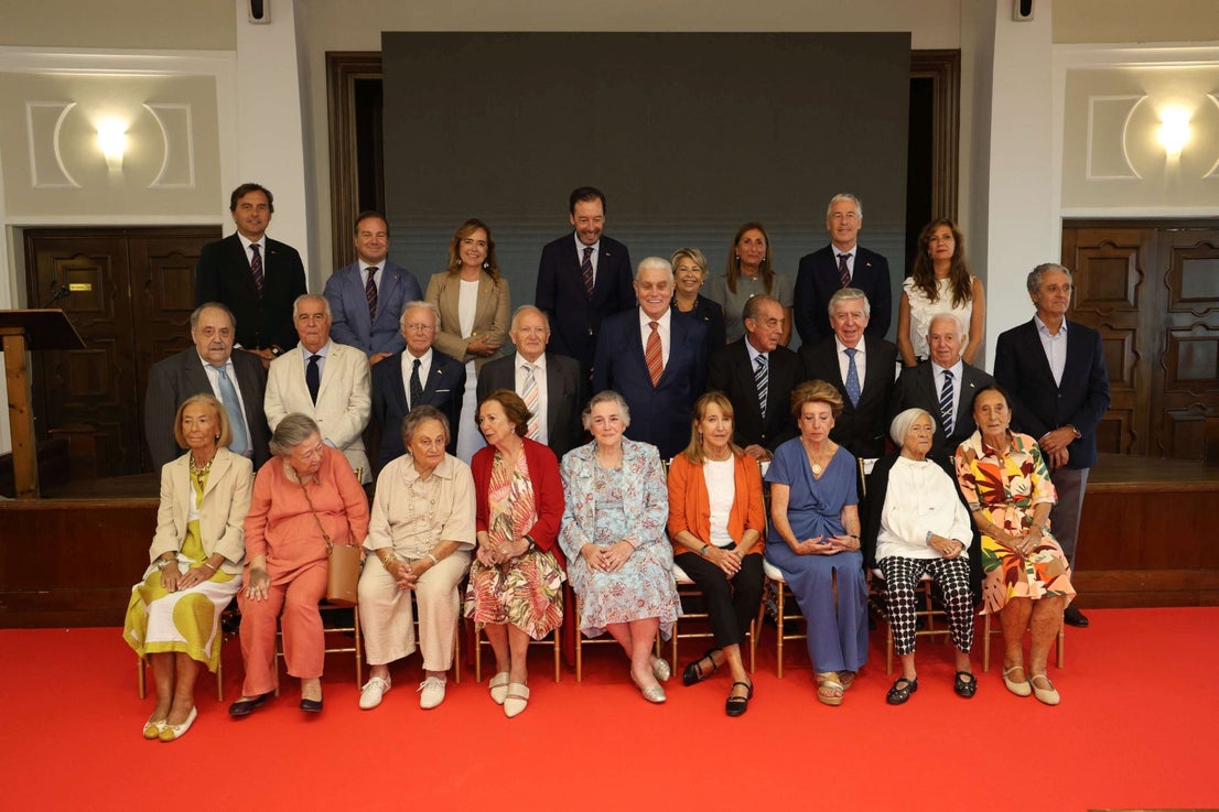 El Club de Regatas de Gijón homenajea a 10 socias de honor