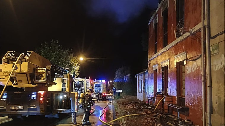Arde un restaurante abandonado en Arnao