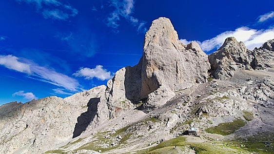 Una escaladora resulta herida grave al caerle una roca en la cabeza desde 300 metros de altura en la cara sur del Urriellu