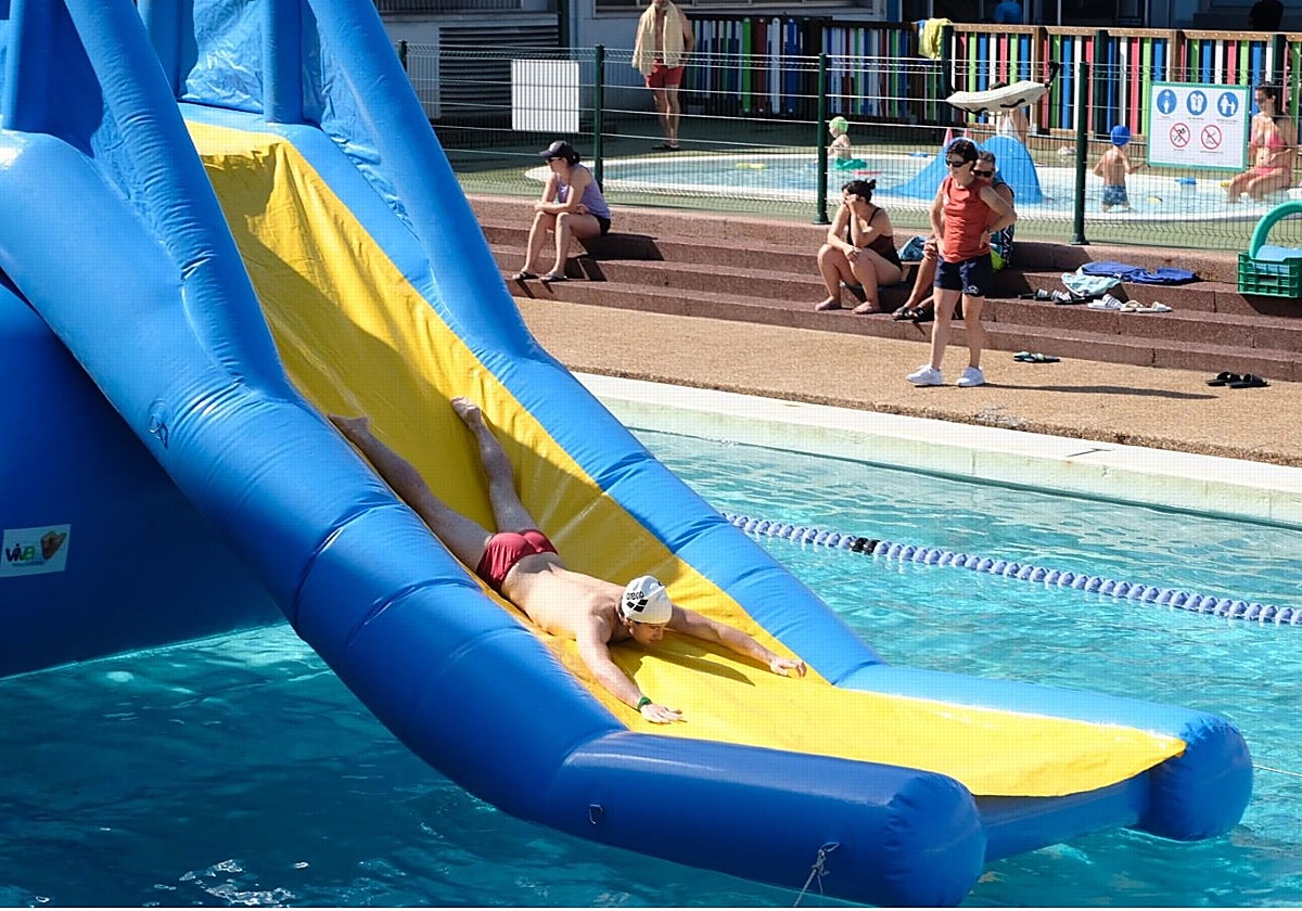 El Club Santa Olaya de Gijón calma el calor con el Día del Agua en sus fiestas