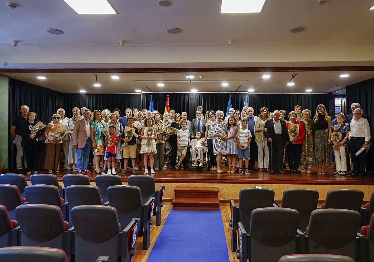 El Centro Asturiano de Oviedo premia a sus socios de oro