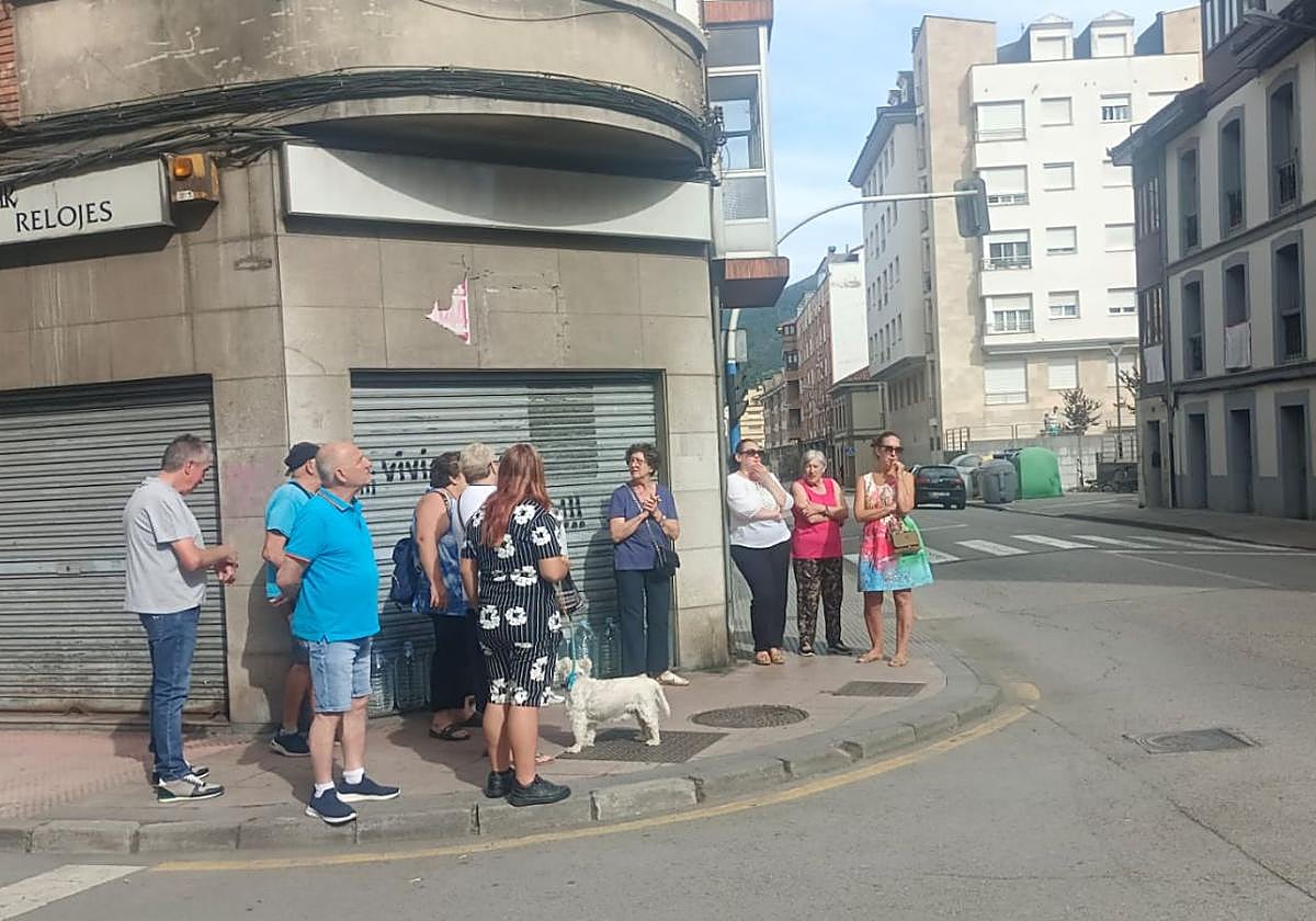 Vecinos de Mieres se echan a la calle incluso en festivo para protestar contra el 'narcopiso'