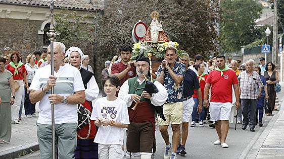 El barrio avilesino de Versalles se rinde a la Santina en el último día de sus fiestas