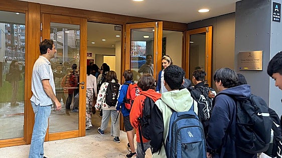 Los alumnos gijoneses viven con nervios, ilusión y «muchas ganas» la vuelta al cole
