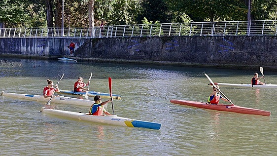 Las piraguas del Grupo Covadonga surcan el Piles, en Gijón, esperando un regreso «a medio plazo»