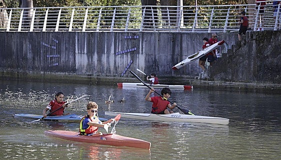 Las piraguas vuelven a surcar las aguas del Piles