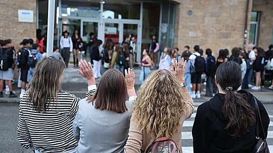 La emoción y los reencuentros copan el primer día de la vuelta al cole en Asturias